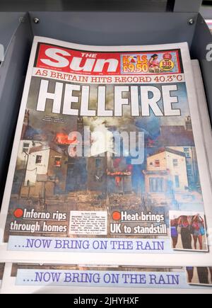 Titelseite der Zeitung Sun Climate Crisis Headline 'As Britain Hits Record 40,3 oC 20 July 2022 40 oC Hellfire' Häuser brennen in der Hitzewelle London UK Stockfoto