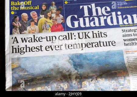 „Ein Weckruf: Großbritannien hat die höchste Temperatur aller Zeiten“, titelt die Zeitung Guardian zur Klimakrise, Zeitungskioster am 20.. Juli 2022 in London, England, Großbritannien Stockfoto