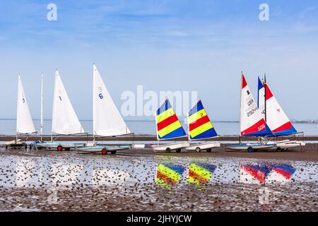 Anzahl der kleinen Boote und Yachten am Strand von Prestwick, Ayrshire, an der Küste des Firth of Clyde, Schottland, Großbritannien Stockfoto