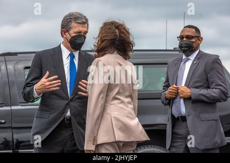Charlotte, USA. 21.. Juli 2022. Charlotte NC, Donnerstag, 21. Juli 2022. Vizepräsidentin Kamala Harris kommt in Charlotte NC an, um das Carole Hoefener Center zu besichtigen, wo sie Anmerkungen zum Affordable Connectivity Program halten wird. Sie wurde vom Gouverneur von North Carolina, Roy Cooper, begrüßt. (Foto: Grant Balwin/Sipa USA) Quelle: SIPA USA/Alamy Live News Stockfoto