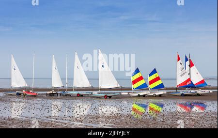 Anzahl der kleinen Boote und Yachten am Strand von Prestwick, Ayrshire, an der Küste des Firth of Clyde, Schottland, Großbritannien Stockfoto