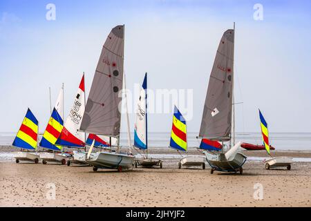 Anzahl der kleinen Boote und Yachten am Strand von Prestwick, Ayrshire, an der Küste des Firth of Clyde, Schottland, Großbritannien Stockfoto