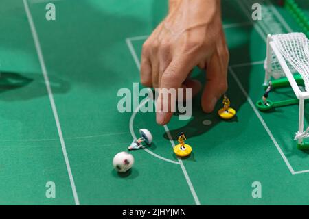 Person spielen Subbuteo-Tischfußball Stockfoto