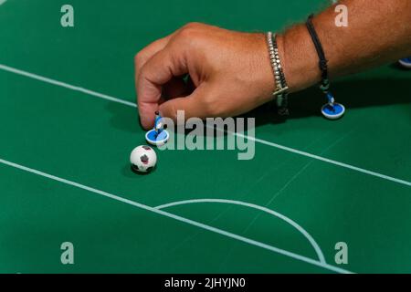 Person spielen Subbuteo-Tischfußball Stockfoto