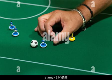 Person spielen Subbuteo-Tischfußball Stockfoto