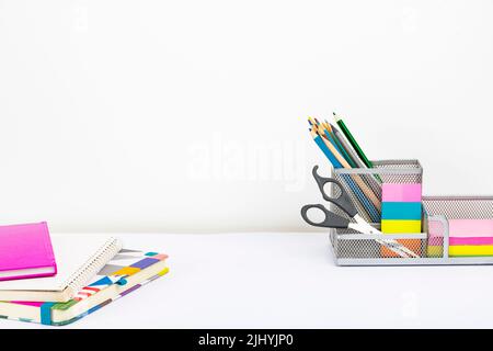 Ein aufgeräumter Arbeitsbereich mit Schreibtischwerkzeugen und einer Anlage mit Kopierplatz Stockfoto