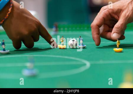 Person spielen Subbuteo-Tischfußball Stockfoto