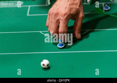 Person spielen Subbuteo-Tischfußball Stockfoto