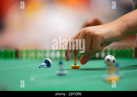 Person spielen Subbuteo-Tischfußball Stockfoto