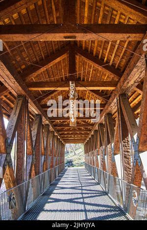 Holzbrücke mit Blick nach unten Schild von oben zu sein Stockfoto
