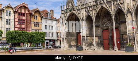 Troyes, Frankreich - 5. Mai 2022: Platz vor der Baselique Saint-Urbain in der mittelalterlichen Altstadt in der Region Troyes Grand Est im Nordosten Frankreichs Stockfoto