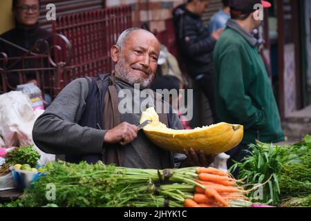 Darjeeling, Westbengalen, Indien. 22. Juni 2022. Ein Dorfmensch, der auf der Straßenseite eines belebten Gebiets in Bagdogra sitzt, um sein Gemüse zu verkaufen. Stockfoto