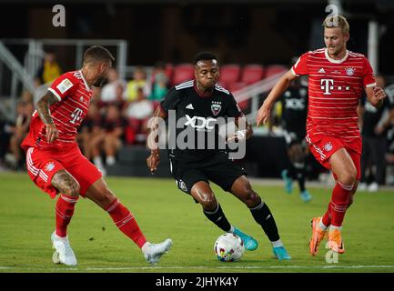 WASHINGTON, DC - 20. JULI: DC United-Stürmer Michael Estrada (7) schneidet zwischen dem Bayern-Münchner Verteidiger Lucas Hernández (21) und dem Bayern-Münchner Verteidiger Matthijs De Ligt (4) während eines internationalen Freundschaftsspiels zwischen D.C United und Bayern München am 20. Juli 2022 im Audi-Feld in Washington, DC. Stockfoto