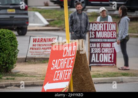 Christen versammeln sich vor einer Abtreibungseinrichtung in Tulsa, Oklahoma, um Mütter davon abzuhalten, ihre Babys zu töten, den Eltern Hilfe zu bieten, die durch Abtreibungsmythen getäuschten aufzuklären und für alle Beteiligten zu beten. (USA) Stockfoto