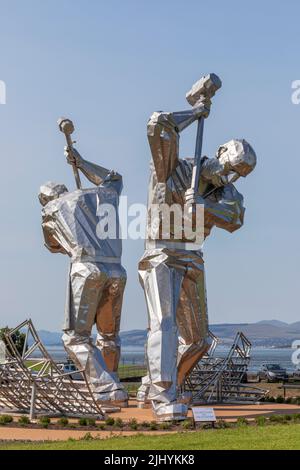 Kunstskulpturen aus Edelstahl, die von John McKenna im Coronation Park, Port Glasgow, als „Shipbuilders of Port Glasgow“ bezeichnet werden und Arbeiter darstellen Stockfoto