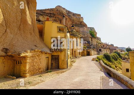 Im mittelalterlichen Dorf San Esteban de Gormaz, Spanien, wurden alte Häuser in den Felsen des Berges gegraben. Stockfoto