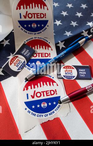 2022 Primärwahlen, I Voted Items and American Flag, NYC, USA Stockfoto