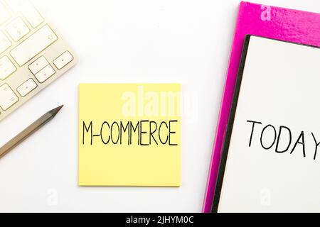 Ein Vektor von handgeschildertem Schild „M-Commerce“ auf dem Notizbuch mit „heute“-Zeichen auf weißem Hintergrund Stockfoto