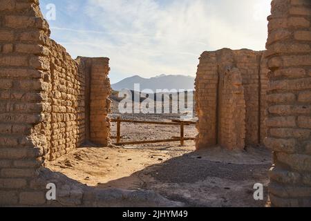 Blick in verlassene Steinstrukturen im Death Valley mit atemberaubenden Bergen im Hintergrund Stockfoto