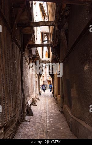 Troyes, Frankreich -5. Mai 2022: Rue Maillard oder Rue du Chats in der mittelalterlichen Altstadt von Troyes Grand Est im Nordosten Frankreichs Stockfoto