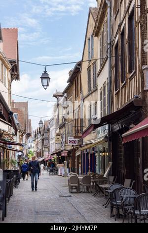 Troyes, Frankreich - 5. Mai 2022: Mittelalterliche Altstadt von Troyes Grand Est im Nordosten Frankreichs Stockfoto