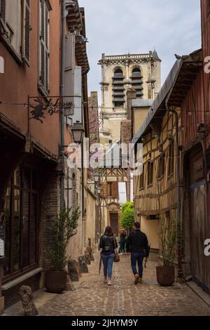 Troyes, Frankreich -5. Mai 2022: Rue Maillard oder Rue du Chats in der mittelalterlichen Altstadt von Troyes Grand Est im Nordosten Frankreichs Stockfoto