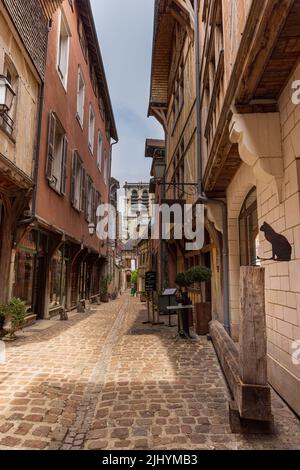 Troyes, Frankreich -5. Mai 2022: Rue Maillard oder Rue du Chats in der mittelalterlichen Altstadt von Troyes Grand Est im Nordosten Frankreichs Stockfoto