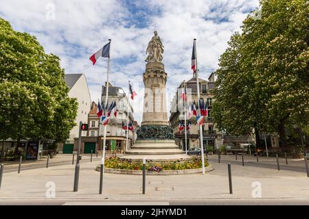 Troyes, Frankreich -5. Mai 2022: Monument des Enfants de l'Aube vor dem Hauptbahnhof in Troyes in Frankreich Stockfoto