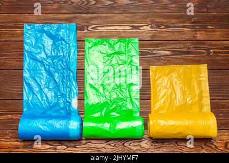 Verschiedene Plastiktüten auf Holz- Hintergrund. Stockfoto