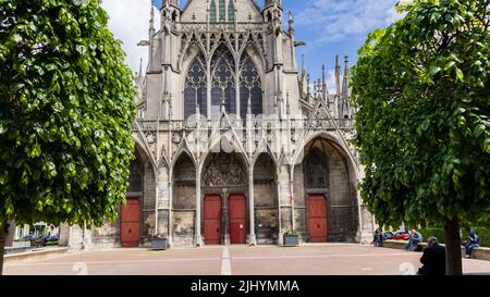 Troyes, Frankreich - 5. Mai 2022: Troyes, Frankreich - 5. Mai 2022: Baselique Saint-Urbain in der mittelalterlichen Altstadt in der Region Troyes Grand Est im Nordosten Frankreichs Stockfoto