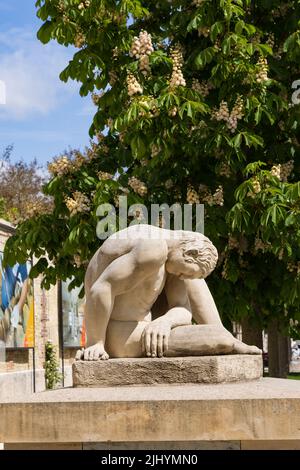 Troyes, Frankreich -5. Mai 2022: Gedenkskulpturen des Großen Krieges mit dem Menschen im Zentrum von Troyes in Frankreich Stockfoto