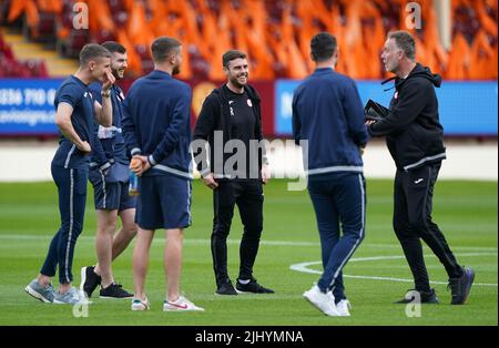 Sligo Rovers-Manager John Russell (Mitte) mit Spielern und Mitarbeitern vor der zweiten Qualifikationsrunde der UEFA Europa Conference League im ersten Beinspiel in Fir Park, Motherwell. Bilddatum: Donnerstag, 21. Juli 2022. Stockfoto