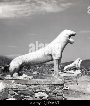 1969, Löwen-Statuen, die das Gebiet des Heiligen Sees bewachen, Delos, Mykonos, Griechenland, ein Ort der antiken Geschichte, der auf die Anbetung von Apollo und Artemis zurückgeht. Stockfoto