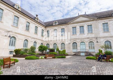 Troyes, Frankreich - 5. Mai 2022: Menschen, die sich vor dem Verwaltungsgebäude des Departements Aube in Troyes, Frankreich, ausruhen Stockfoto