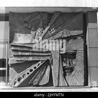 1969, historisch, Außenansicht der Liverpool Metropolitan Cathedral, Liverpool, England, Großbritannien, zeigt die Wandkunst Stockfoto