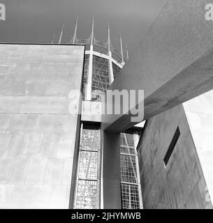 1969, historisch, außen an der Liverpool Metropolitan Cathedral, Liverpool, England, Großbritannien, zeigt den kegelförmigen Turm, der von seiner Betonkonstruktion umgeben ist. Entworfen von Frederick Gibberd - im modernen Stil der Ära - und aus Beton mit einer portland-Steinverkleidung gebaut, wurde es 1967 eröffnet (geweiht). Stockfoto