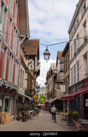 Troyes, Frankreich -5. Mai 2022: Mittelalterliche Altstadt von Troyes Grand Est im Nordosten Frankreichs Stockfoto