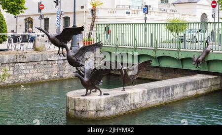 Troyes, Frankreich -5. Mai 2022: Moderne Kunst der Hundejagd gesse im Zentrum von Troyes in Frankreich Stockfoto