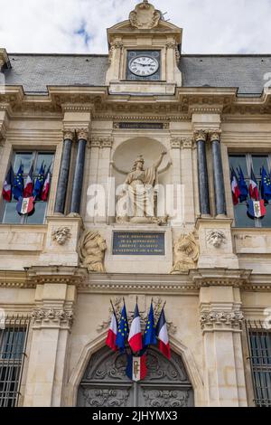 Troyes, Frankreich - 5. Mai 2022: Eingang des Regierungsgebäudes mit Fahnen und Skulptur in Troyes Frankreich Stockfoto