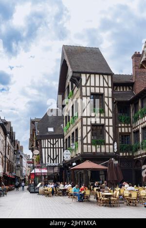 Troyes, Frankreich -5. Mai 2022: Mittelalterliche Altstadt von Troyes Grand Est im Nordosten Frankreichs Stockfoto