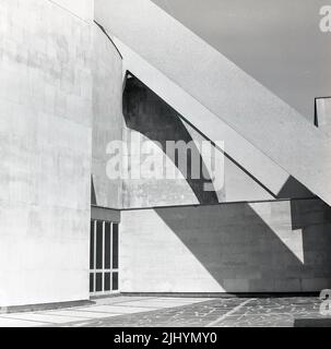 1969, historisch, Außenansicht der Liverpool Metropolitan Cathedral, Liverpool, England, Großbritannien. Entworfen von Sir Frederick Gibberd - im modernen Stil der Ära - und aus Beton mit einer portland-Steinverkleidung gebaut, wurde es 1967 eröffnet (geweiht). Die konische Form der Kathedrale wird von Betonträgern getragen, die von zwei Ringträgern zusammengehalten werden. Stockfoto