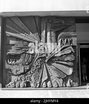 1969, historisch, Betonwand-Kunst, außen, Liverpool Metropolitian Cathedral, Liverpool, England, Großbritannien. Stockfoto