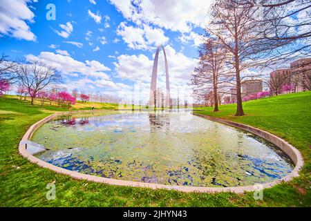 Pulsierender Frühlingsmorgen am Teich mit Algen und Gateway Arch of St. Louis im Hintergrund Stockfoto