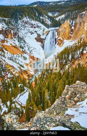 Blick auf den Canyon im Winter auf die atemberaubenden Upper Falls bei Yellowstone Stockfoto