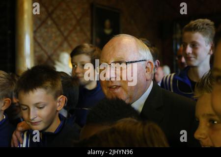 Uwe Seeler war eine Ikone des Hamburgischen Fußballs. Auch in Deutschland und im Weltfußball genoss Uwe Seeler hohe Anerkennung als Vorbild . The got to be concessing, concessing and concessing. Am 21. Juli 2022 ist Uwe Seeler in seinem Haus in Norderstedt verstorben. Er wurde 85 Jahre alt. Der Senat Hamburgs hat den Uwe-Seeler-Preis gestiftet. Er wird jeweils zum Geburtstag Seelers an Jugendfußballmannschaften vergeben, die sich durch besondere Jugendarbeit auszeichnen. Die Preisverleihung wird im Rathaus vergeben. Stockfoto