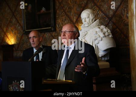 Uwe Seeler war eine Ikone des Hamburgischen Fußballs. Auch in Deutschland und im Weltfußball genoss Uwe Seeler hohe Anerkennung als Vorbild . The got to be concessing, concessing and concessing. Am 21. Juli 2022 ist Uwe Seeler in seinem Haus in Norderstedt verstorben. Er wurde 85 Jahre alt. Der Senat Hamburgs hat den Uwe-Seeler-Preis gestiftet. Er wird jeweils zum Geburtstag Seelers an Jugendfußballmannschaften vergeben, die sich durch besondere Jugendarbeit auszeichnen. Die Preisverleihung wird im Rathaus vergeben. Stockfoto