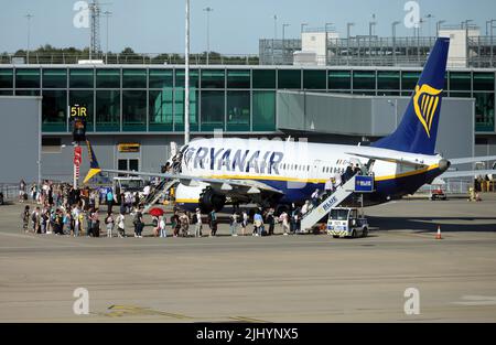 Bild zeigt: Heißes Wetter Stansted 10.7.22 Passagiere kocht im Satellite 2 Bereich des Flughafens. Obergeschoss ohne Fenster oder Klimaanlage wie Te Stockfoto