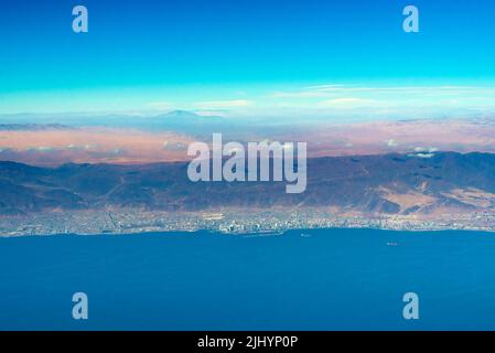 Luftaufnahme der Küste von Antofagasta, bekannt als die Perle des Nordens und die größte Stadt in der Bergbauregion von Nordchile. Stockfoto