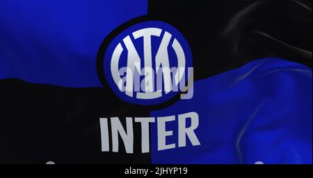 Mailand, Italien, 2022. Juli: Die Flagge des Inter Football Club winkt im Wind. Inter ist ein professioneller Fußballverein mit Sitz in Mailand, Italien Stockfoto