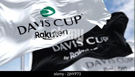 Bologna, Italien, 2022. Juli: Die Flaggen des Davis Cup von Rakuten winken an einem klaren Tag im Wind. Der Davis Cup ist das führende internationale Team von ev Stockfoto